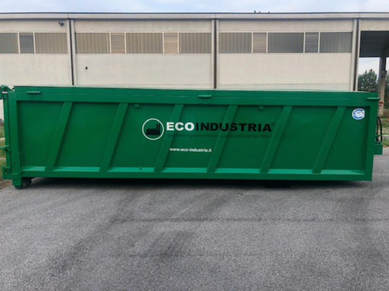 Container verde per rifiuti.