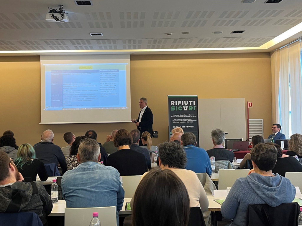 Formazione Rifiuti Sicuri: Fabio Tamassia spiega normativa sui rifiuti a imprenditori in aula conferenze.