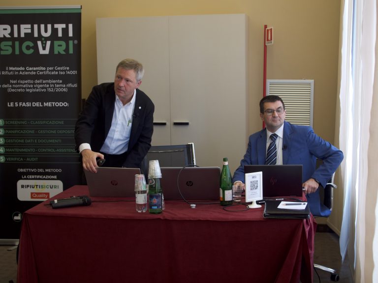 Formazione Rifiuti Sicuri: Fabio Tamassia spiega normativa sui rifiuti a imprenditori in aula conferenze.